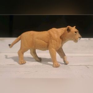 2008 SAFARI LTD WILD SAFARI LIONESS EDUCATIONAL FIGURE TOY